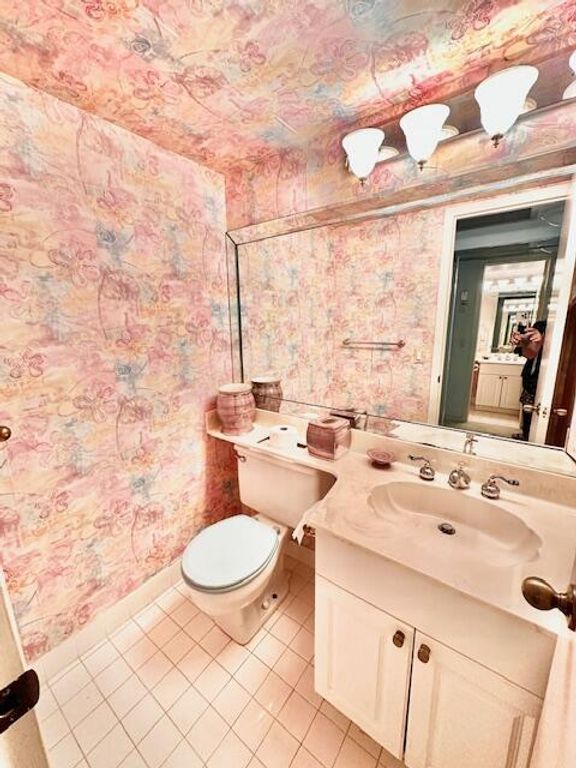Image 6 of property listing at 390 Fanshaw J, Boca Raton, FL 33434