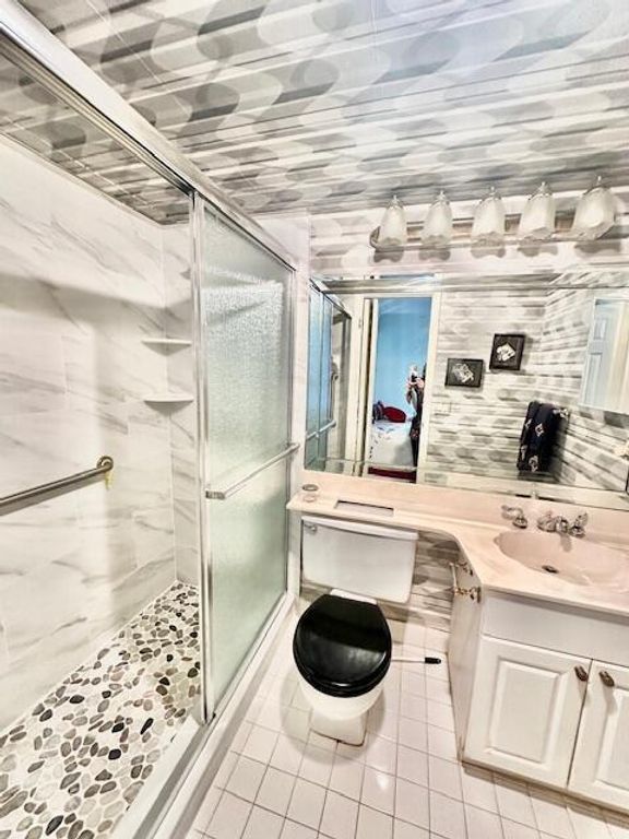 Image 8 of property listing at 390 Fanshaw J, Boca Raton, FL 33434
