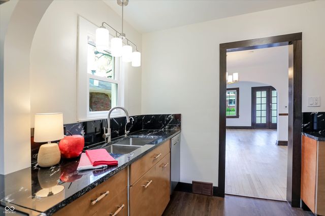 79 N 14th Avenue, Beech Grove, IN 46107
