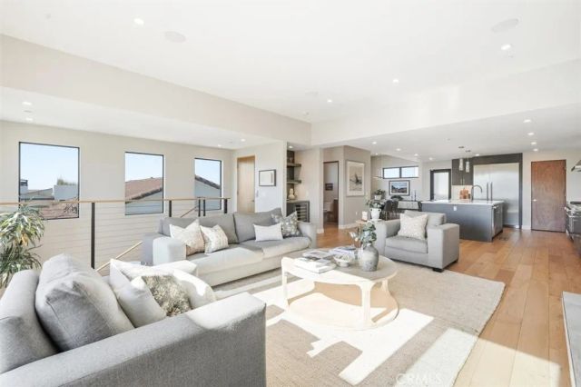 959 5th Street A, Hermosa Beach, CA 90254