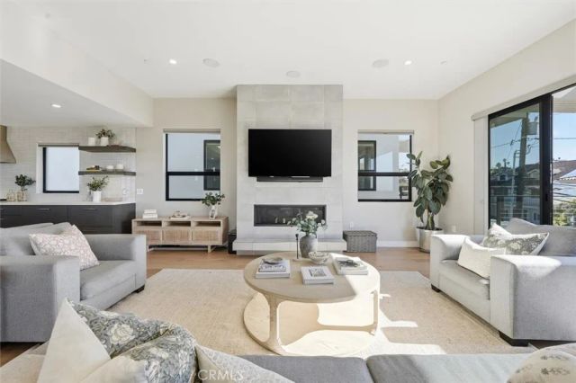 959 5th Street A, Hermosa Beach, CA 90254