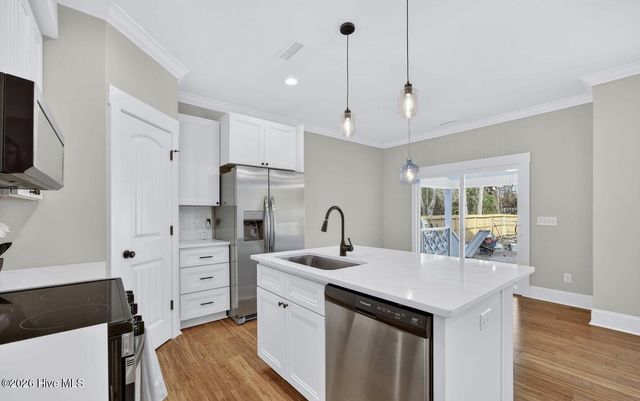 404 S Bodenheimer Street, Saint Helena, NC 28425