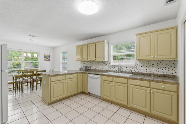 2284 Prytania Circle, Navarre, FL 32566
