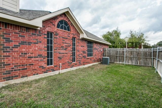 883 San Jacinto Drive, Grand Prairie, TX 75052