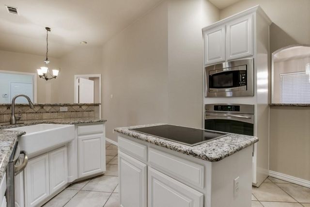 883 San Jacinto Drive, Grand Prairie, TX 75052