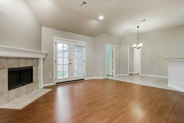 883 San Jacinto Drive, Grand Prairie, TX 75052