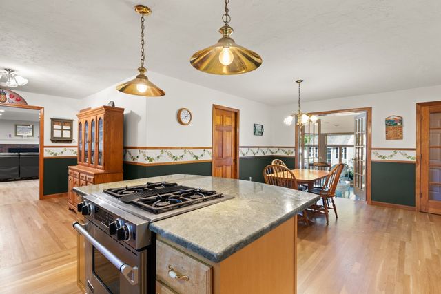 4 Stratford Ln, Easton, MA 02356