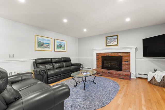 4 Stratford Ln, Easton, MA 02356