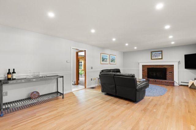 4 Stratford Ln, Easton, MA 02356