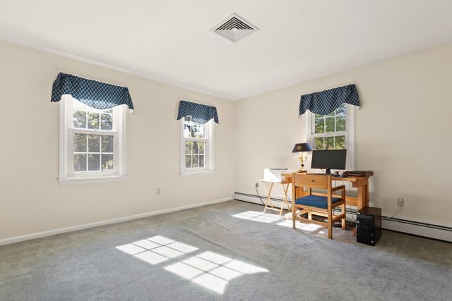 4 Stratford Ln, Easton, MA 02356