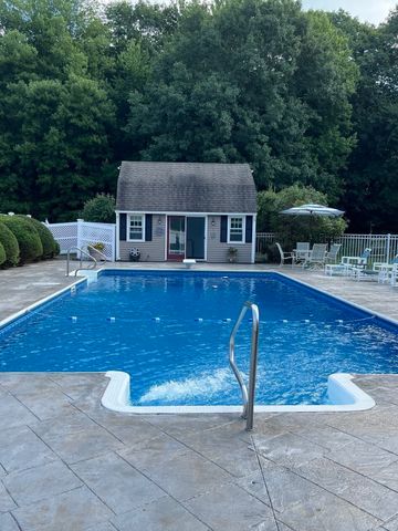 4 Stratford Ln, Easton, MA 02356