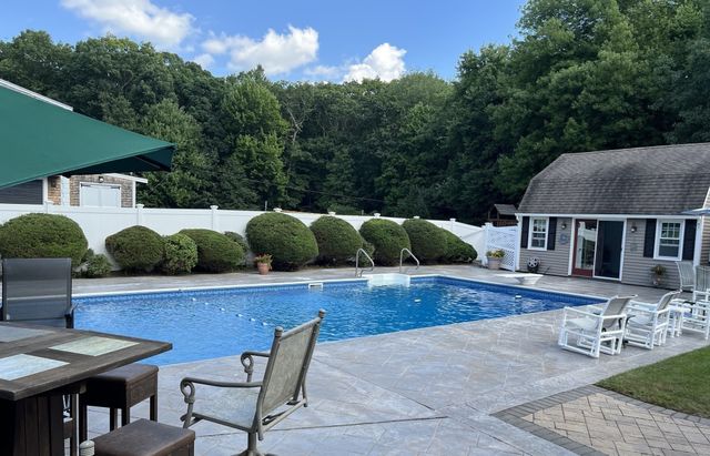 4 Stratford Ln, Easton, MA 02356