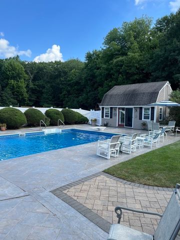 4 Stratford Ln, Easton, MA 02356