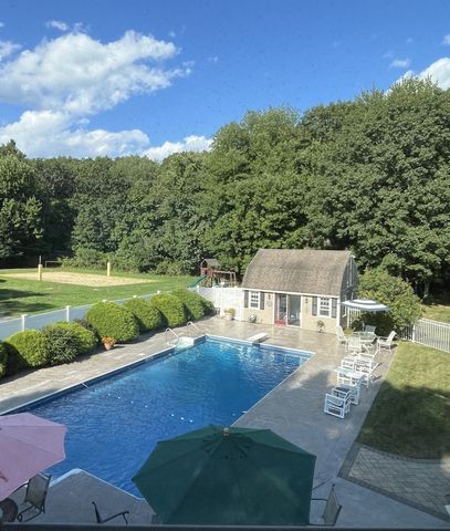 4 Stratford Ln, Easton, MA 02356