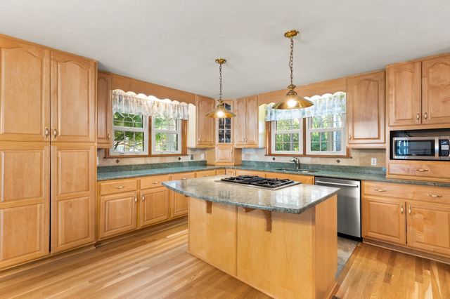 4 Stratford Ln, Easton, MA 02356