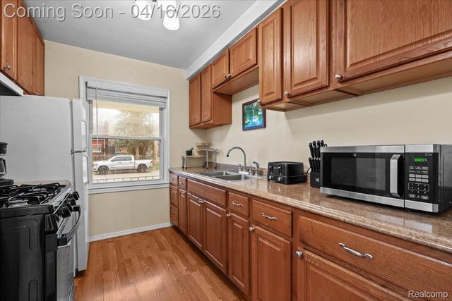 21330 Caledonia Avenue, Hazel Park, MI 48030