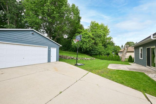 10518 W Spring Green ROAD, Greenfield, WI 53228