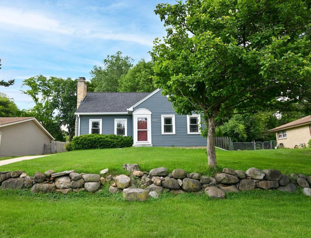 10518 W Spring Green ROAD, Greenfield, WI 53228