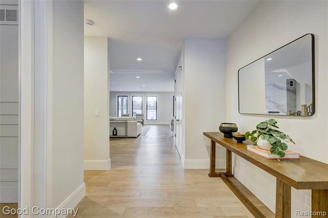 2533 N Vermont Avenue, Royal Oak, MI 48073