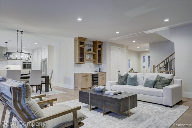 2533 N Vermont Avenue, Royal Oak, MI 48073