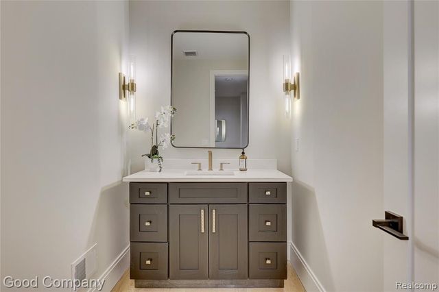 2533 N Vermont Avenue, Royal Oak, MI 48073