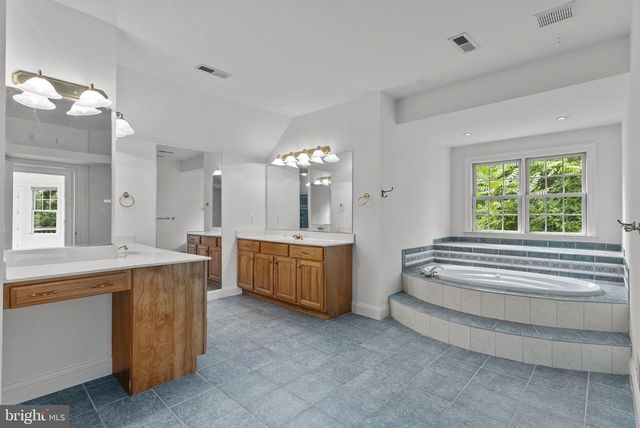 17951 STONELEIGH DR, Round Hill, VA 20141