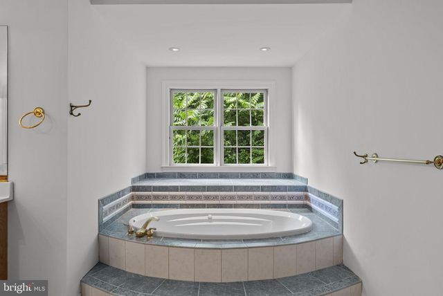 17951 STONELEIGH DR, Round Hill, VA 20141