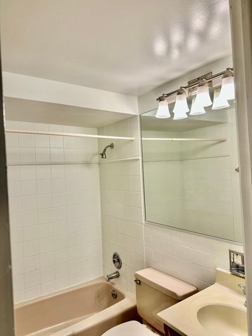 550 E Main Street 2E, Barrington, IL 60010