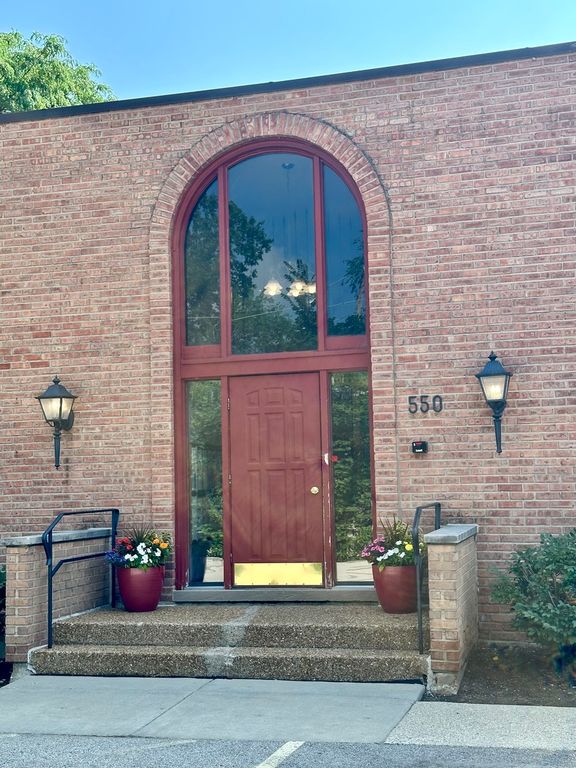 550 E Main Street 2E, Barrington, IL 60010