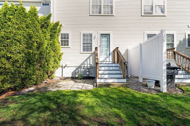 11 Boxberry Ln 11, Rockland, MA 02370