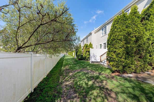 11 Boxberry Ln 11, Rockland, MA 02370