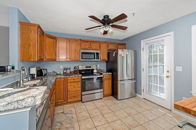11 Boxberry Ln 11, Rockland, MA 02370