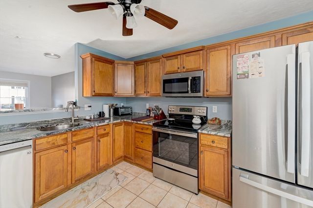11 Boxberry Ln 11, Rockland, MA 02370