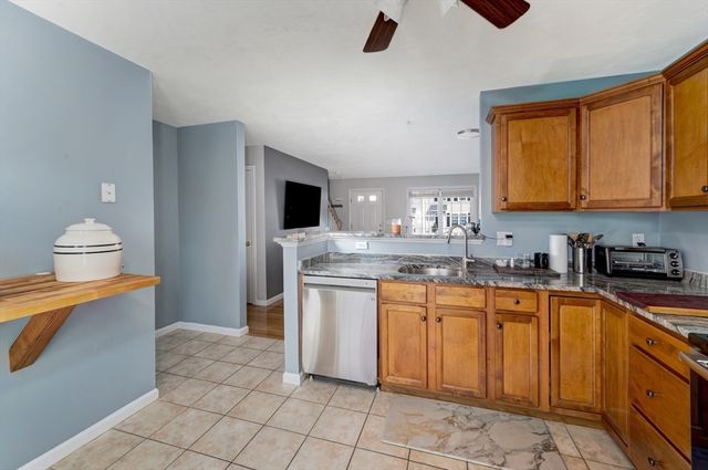 11 Boxberry Ln 11, Rockland, MA 02370