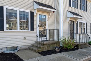 11 Boxberry Ln 11, Rockland, MA 02370