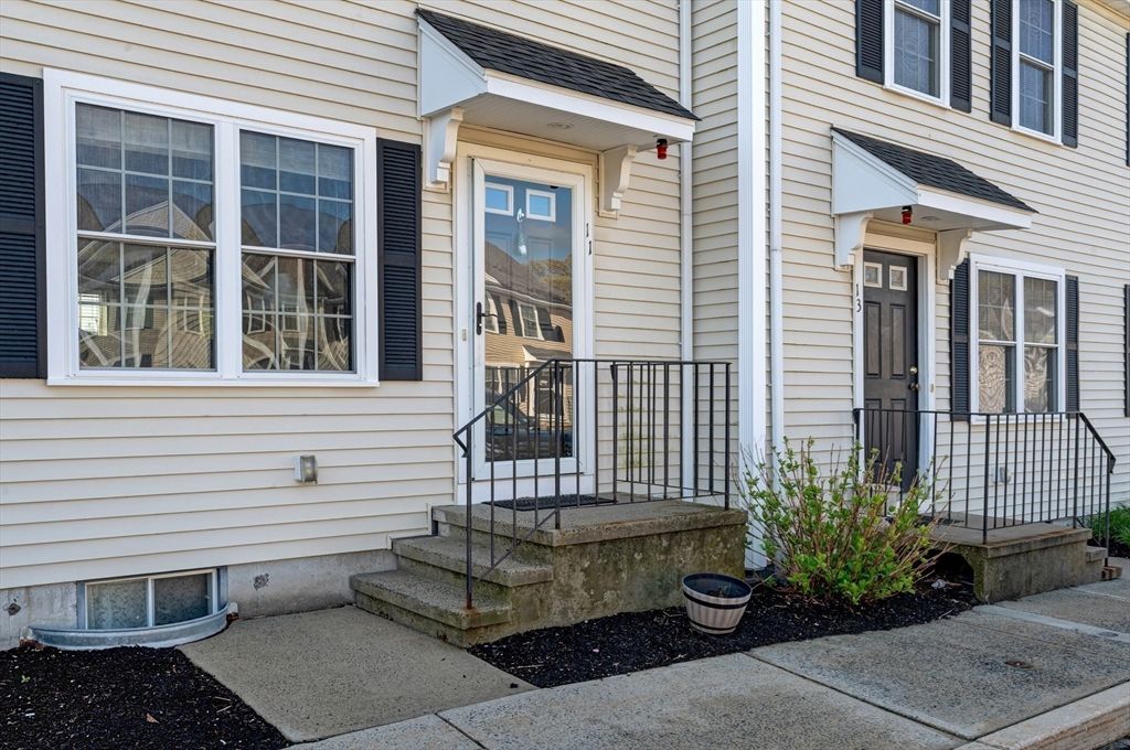 11 Boxberry Ln 11, Rockland, MA 02370