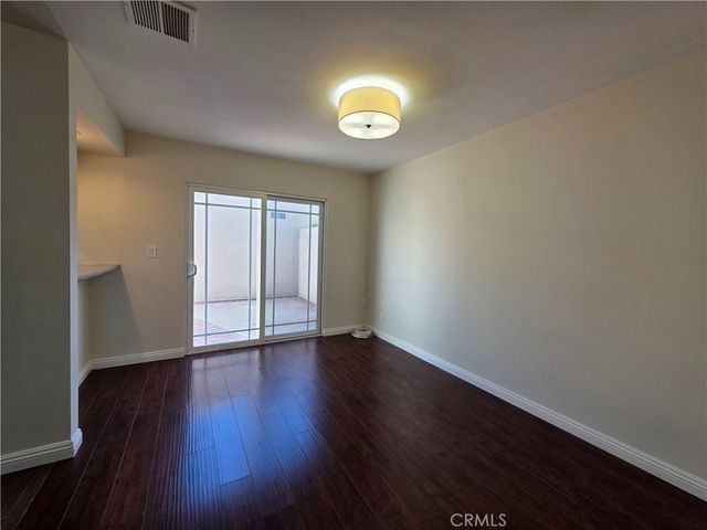 10236 Zelzah 6, Northridge, CA 91325
