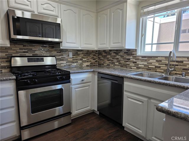10236 Zelzah 6, Northridge, CA 91325