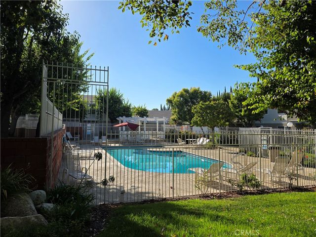 10236 Zelzah 6, Northridge, CA 91325