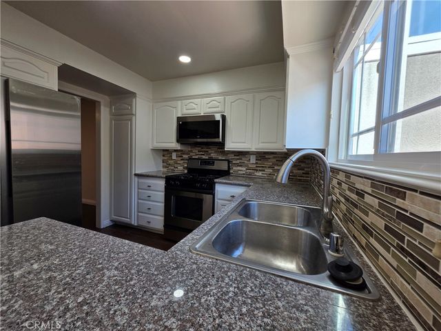 10236 Zelzah 6, Northridge, CA 91325