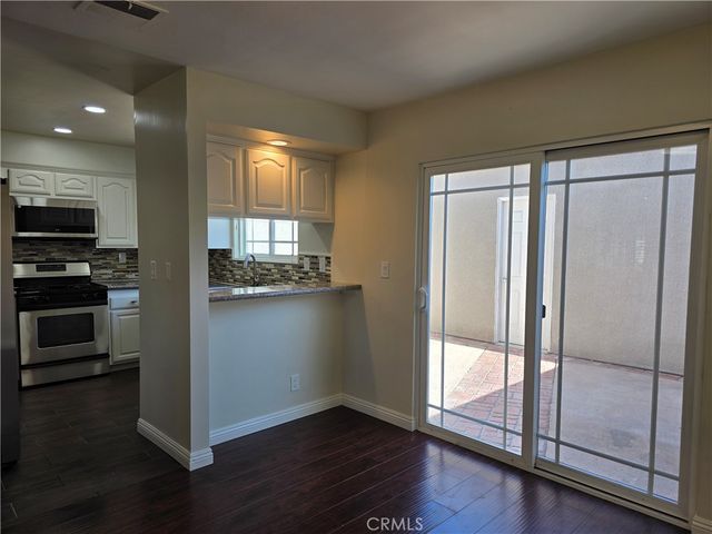 10236 Zelzah 6, Northridge, CA 91325