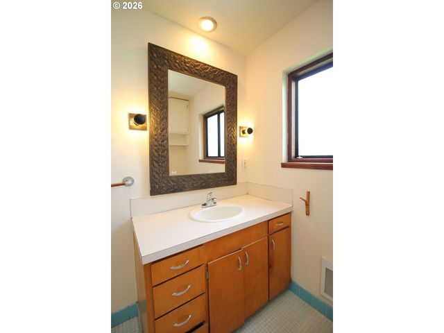 2575 Nw LOVEJOY St, Portland, OR 97210