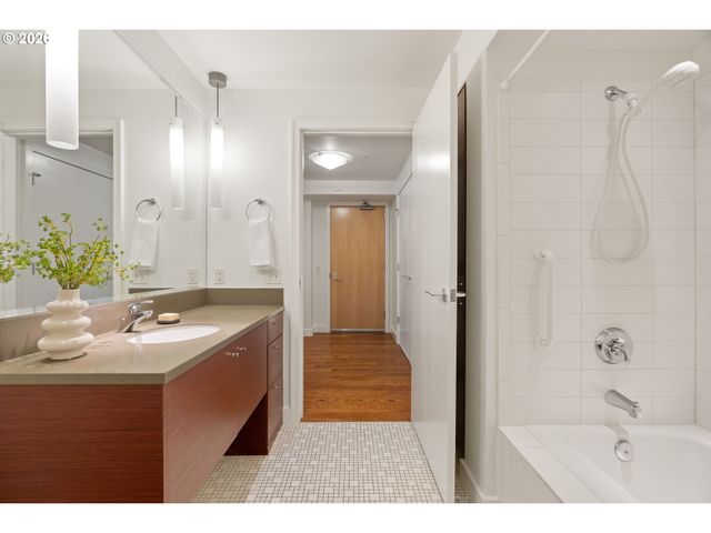 3601 S RIVER Pkwy 1214, Portland, OR 97239