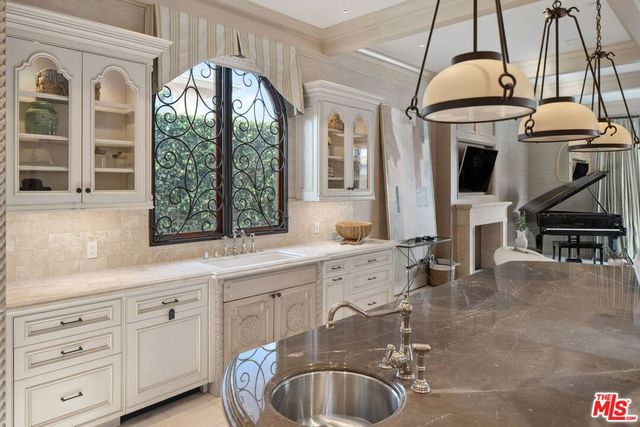 6882 Arizona Avenue, Los Angeles, CA 90045