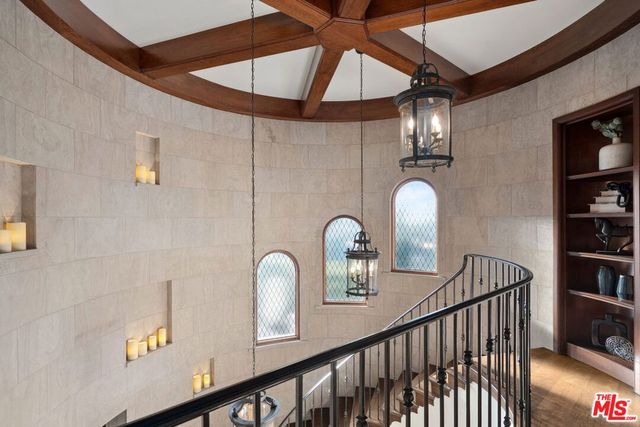 6882 Arizona Avenue, Los Angeles, CA 90045