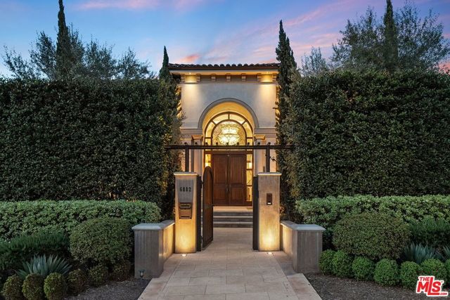 6882 Arizona Avenue, Los Angeles, CA 90045