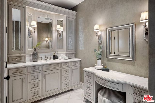 6882 Arizona Avenue, Los Angeles, CA 90045