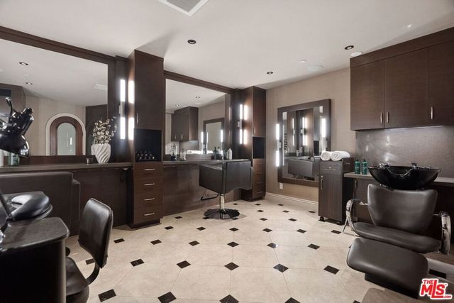 6882 Arizona Avenue, Los Angeles, CA 90045