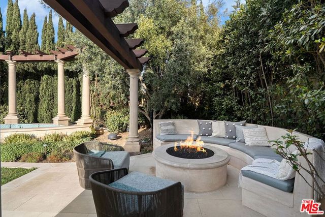 6882 Arizona Avenue, Los Angeles, CA 90045