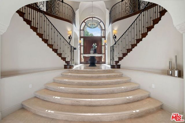 6882 Arizona Avenue, Los Angeles, CA 90045